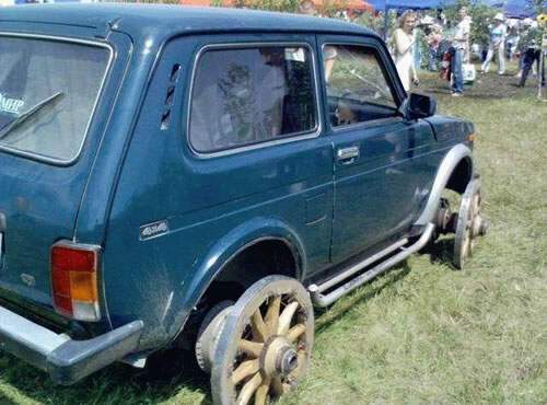 Lada Niva con ruedas de madera 4x4